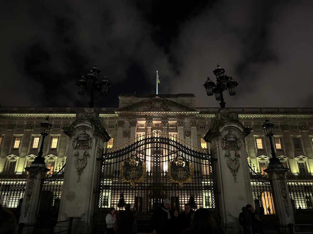 17時半のバッキンガム宮殿、暗いし閉まってる