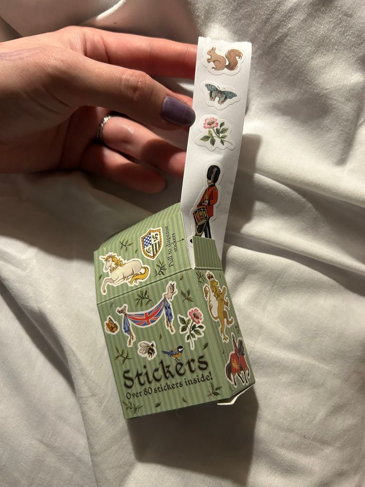 お土産屋さんで買ったロールステッカー。花や蝶々、王冠、衛兵など16柄もあるシールがロールで箱に入っている。