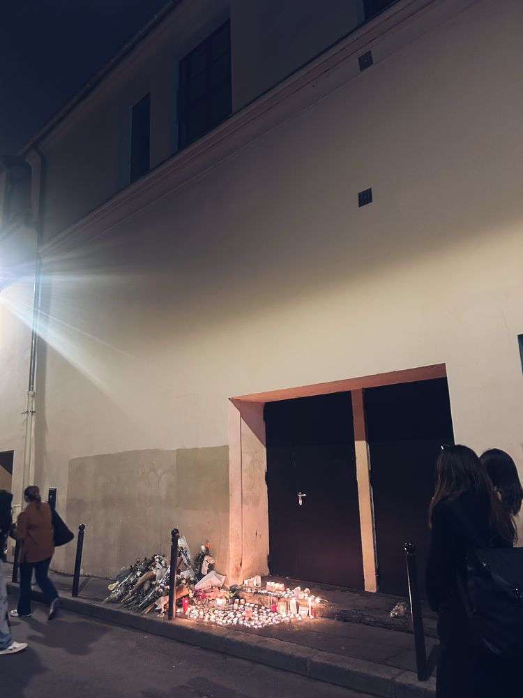 横道にあるバタクランの裏口に置かれた花とキャンドル。10mほど上に窓がついてあり、劇場内で襲われた人たちはここから飛び降りて逃げようとした。