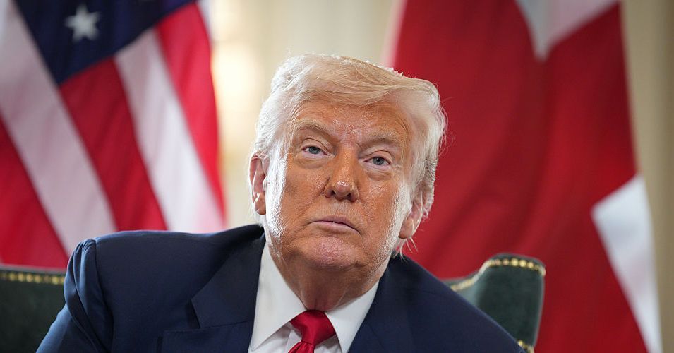In a new executive order, the US president has called on federal regulators to investigate and punish banks for alleged discrimination against conservatives, Christians and certain types of business.