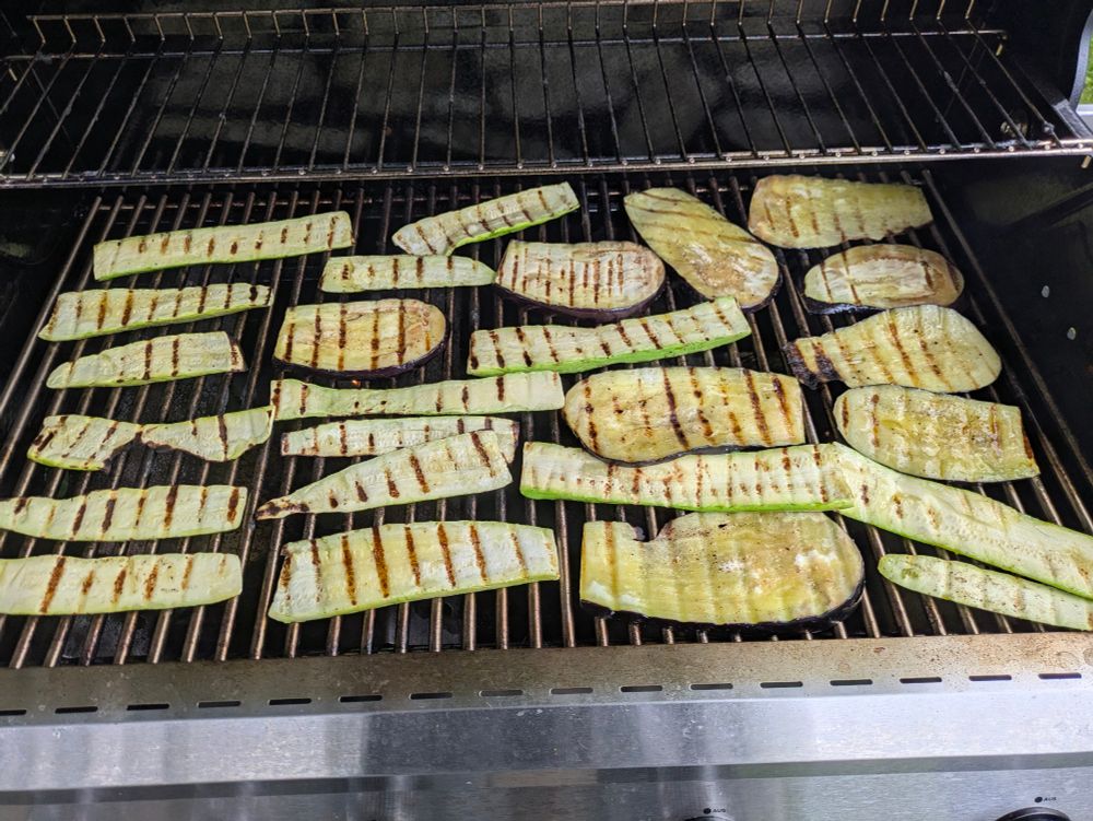 Ganzer Grill voll mit Gemüse.