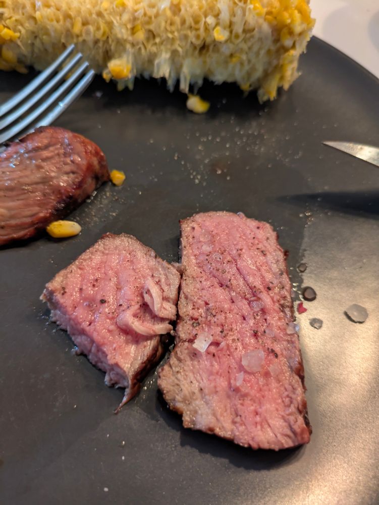 Steakstreifen mit groben Salz auf Teller.