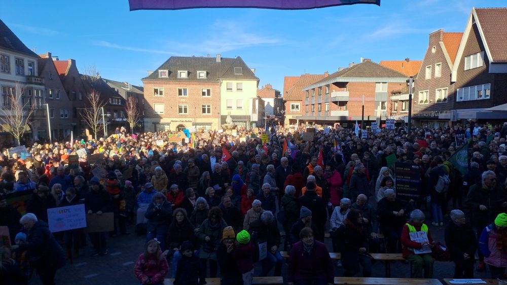 Menschenmenge gegen Nazis