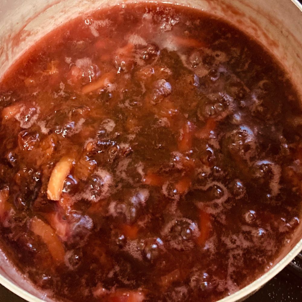 鍋の中でグツグツと煮えるプルーンレモンのジャムの写真