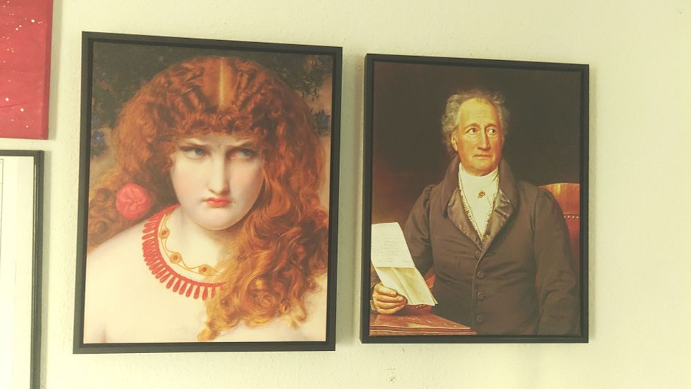 Zwei Kunstdrucke nebeneinander. Helena von Troja von Sandys (das auch das Cover von Witches, Bitches, IT-Girls ziert) und ein Gemälde von Wolfgang von Goethe 