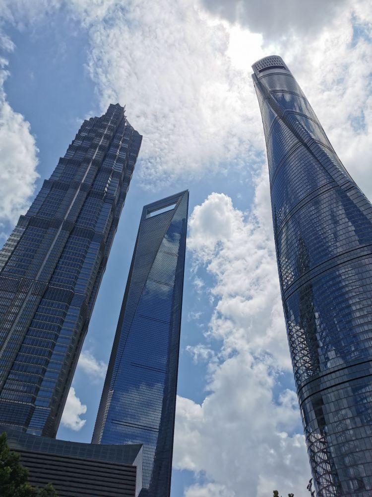 Vue en pleine journée des 3 plus hautes tours de Shanghai 