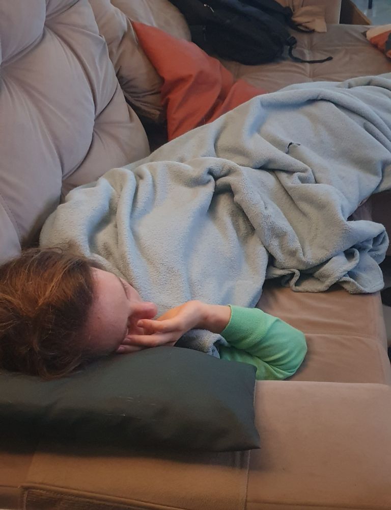 Minha amiga dormindo no sofá 