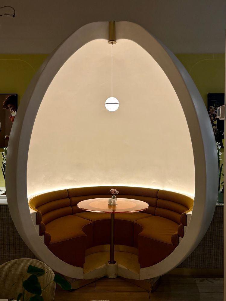 Is this not the cutest booth??? Ngl, this is what made me want to check this place out. 