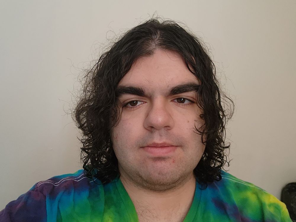 katie but with short, wet hair