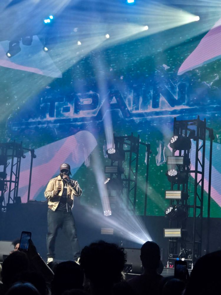 T-pain singing on stage
