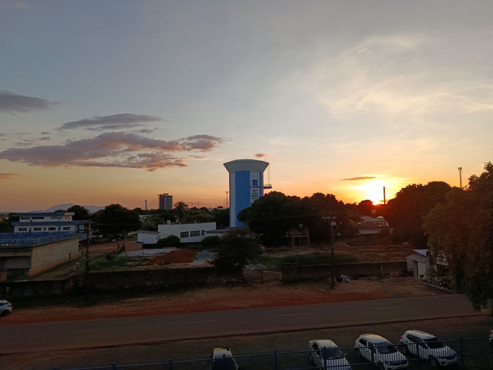 Vista da capital de Roraima ao entardecer, com pôr do sol ao fundo 