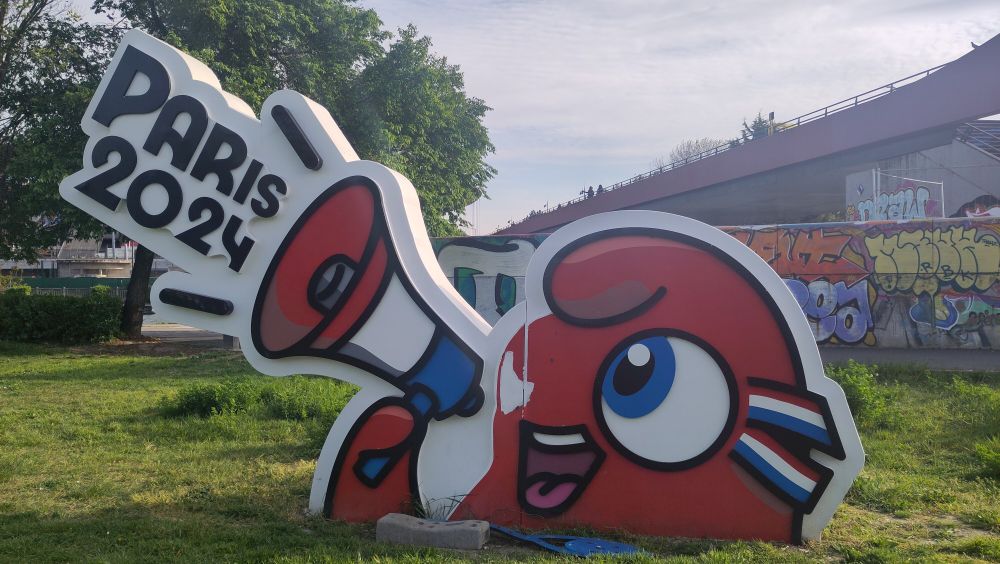 La statue de Phryge devant le Stade de France. Un œil est tombé 