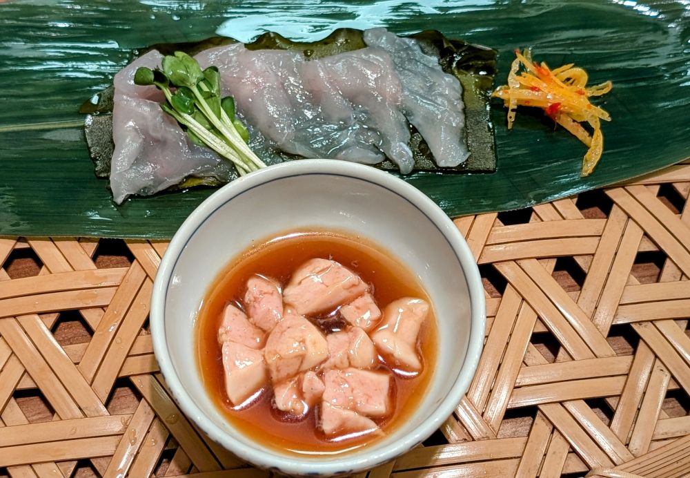 ふぐ昆布締め、肝ポン酢と柚子薬味で