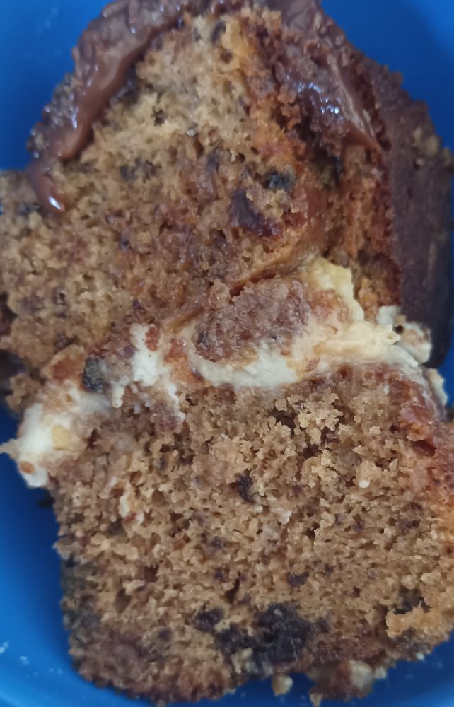 Pedaço de bolo de ameixa com recheio de brigadeiro branco.