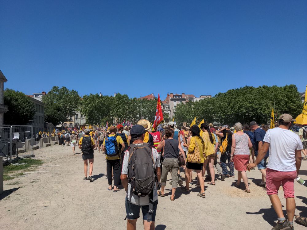 Nombreux manifestants contre la loi Duplomb ce dimanche 29 juin au Puy-en-Velay. La plupart arbore des t-shirts ou des drapeaux de la couleur jaune de la Conf'.