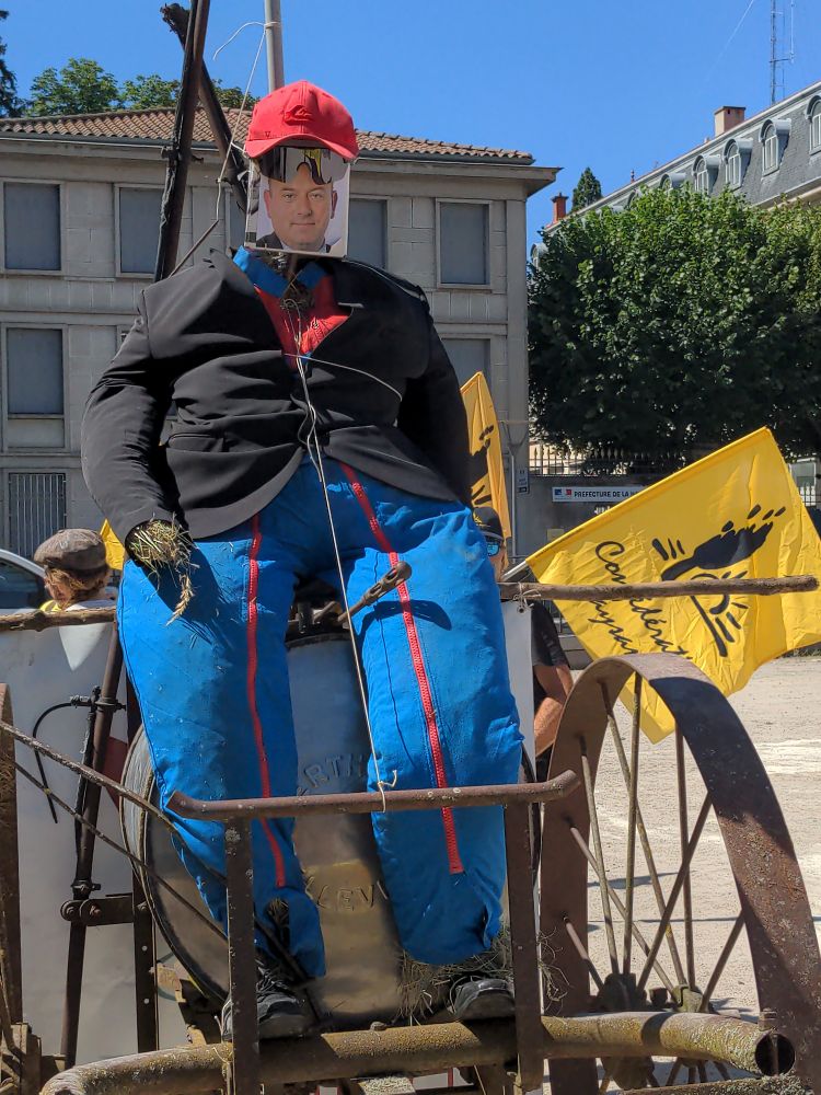 Chariot artisanal avec une marionnette à l'effigie du sénateur Duplomb. 