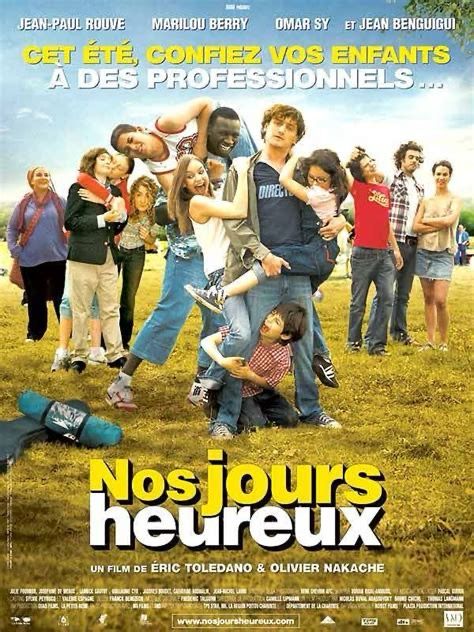 Affiche du film « Nos jours heureux » d’Éric Tolenado et Olivier Nakache avec des moniteurs de colonies de vacances qui tentent de calmer une bande d’enfants turbulents qui leur saute dessus