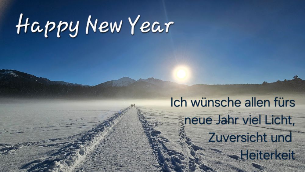 Schneelandschaft mit Sonne, die durch den leichten Nebel scheint, versehen mit guten Wünschen fürs neue Jahr.