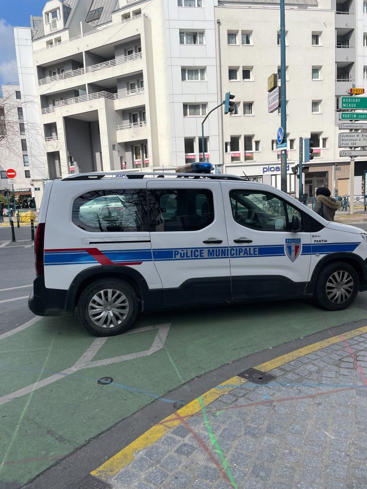 Police municipale garée sur piste cyclable 