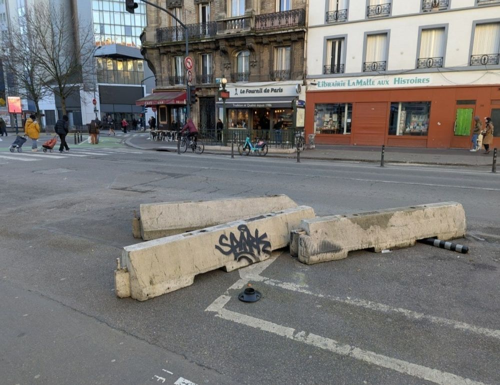 GBA au milieu de la piste cyclable sur l'avenue jean lolive