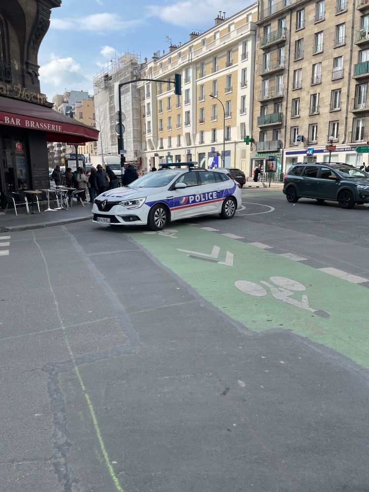 Police nationale garée sur piste cyclable