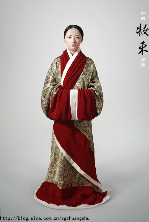 Han Dynasty era hanfu clothing.

I honestly don’t know what job this would be but her hands look warm. (Can also keep stuff in those sleeves since they function as pockets. So smart!)