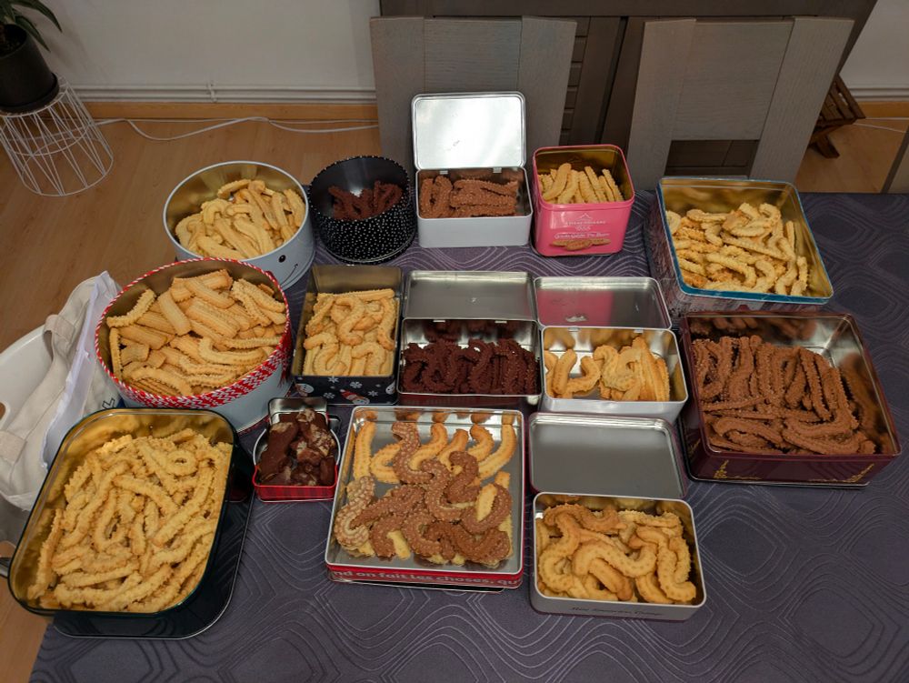 14 boîtes remplies de gâteaux de Noël.