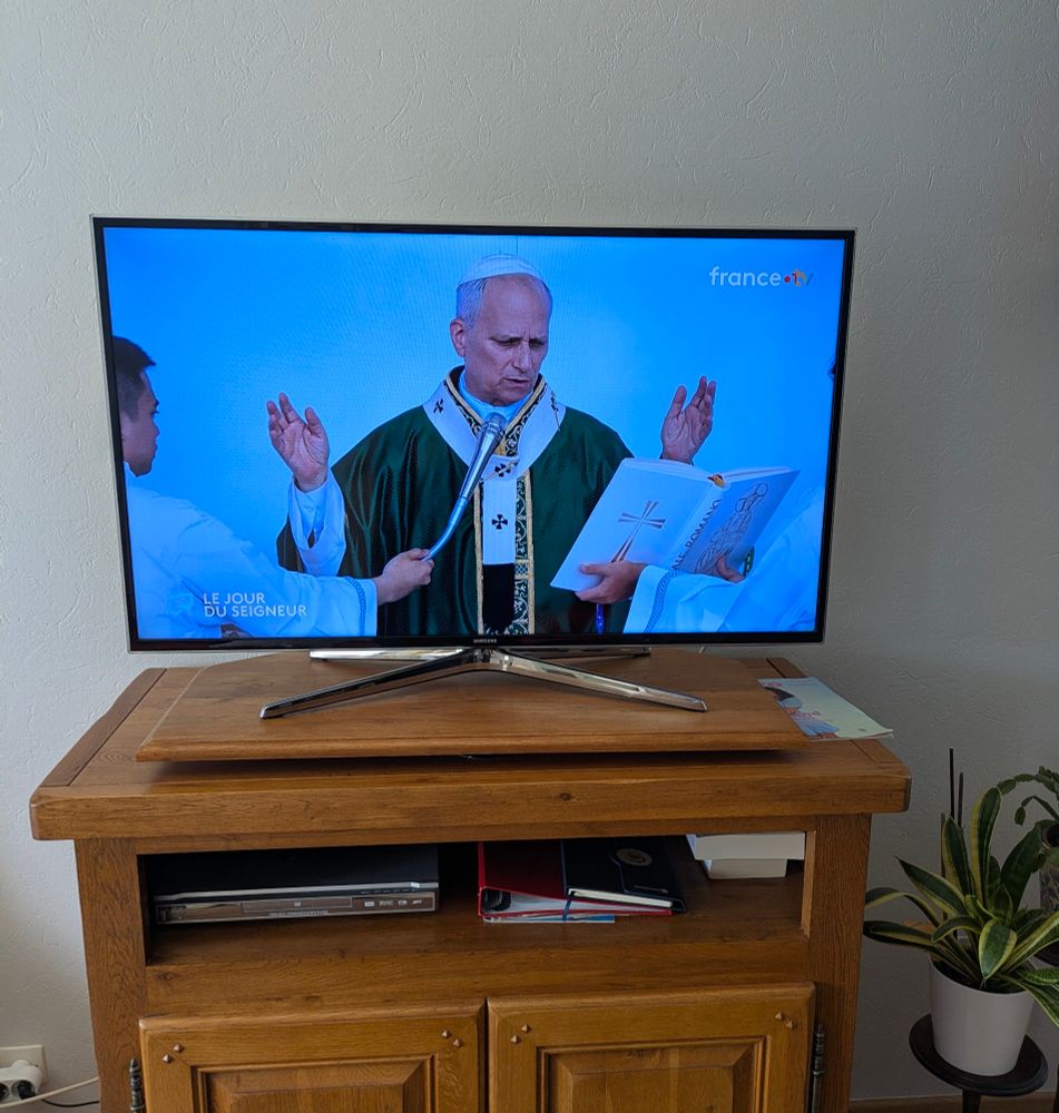Télévision diffusant "Le Jour du Seigneur" sur France 2.