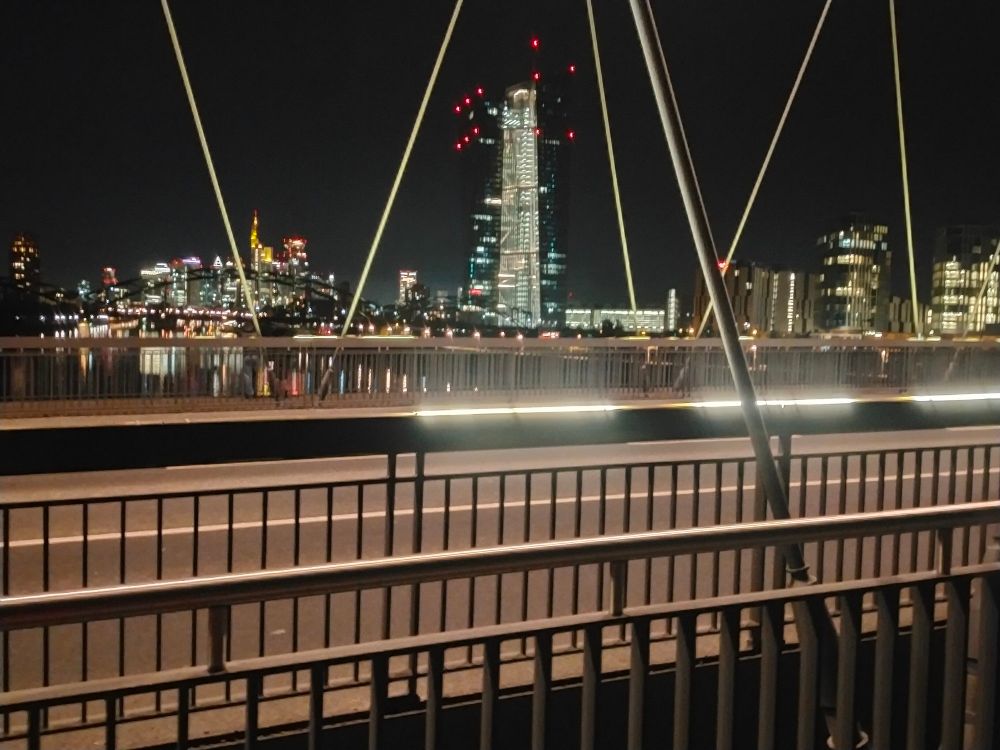 Schönes Nachtfoto von der Frankfurter Skyline auf der Osthafenbrücke