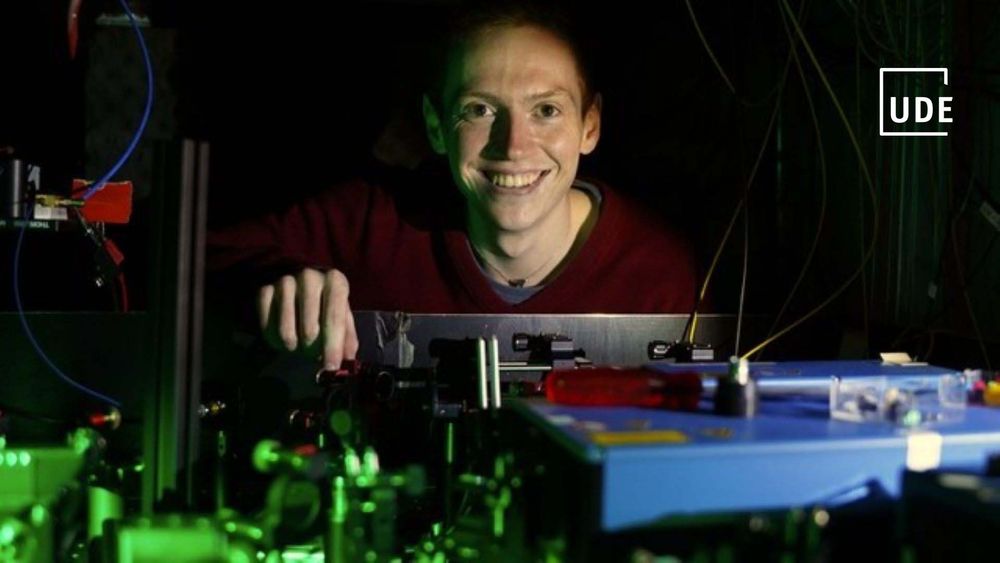 Foto: UDE-Doktorand Hendrik Mannel im Labor. Er gehört der Arbeitsgruppe an, die mithilfe von Laserspektroskopie erforscht, wie Rauschen den Tunneleffekt beeinflusst.