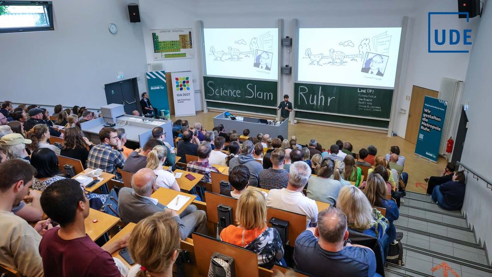 Foto: Das Publikum einer Veranstaltung von Science Slam Ruhr in einem Hörsaal.