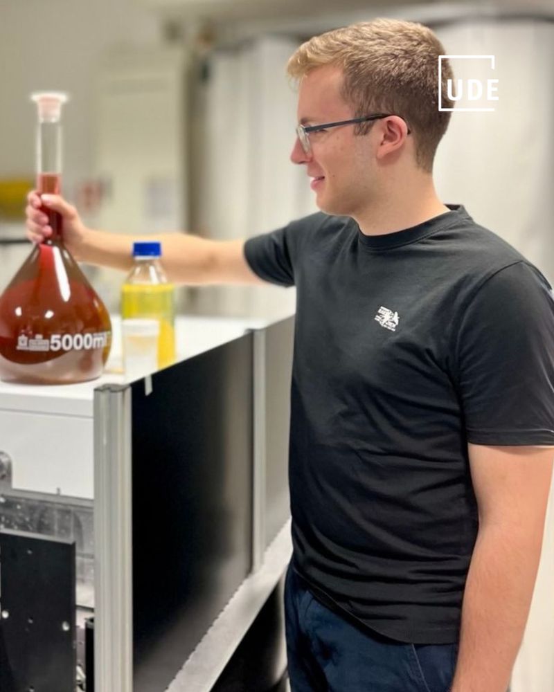 Max Stutzenberger mit Goldkolloid // Max Stutzenberger with gold colloid