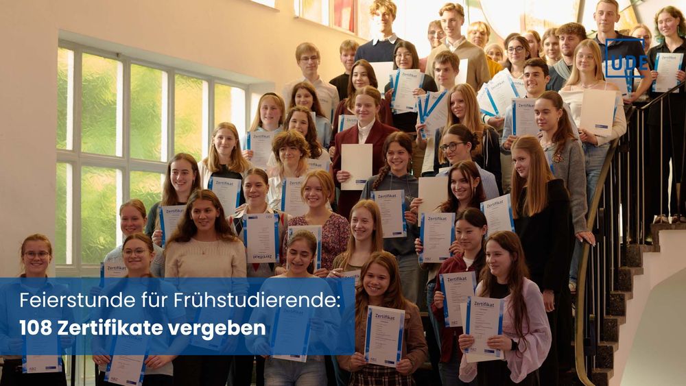Foto mit Text: Schüler:innen mit ihren Zertifikaten. Text: Feierstunde für Frühstudierende: 108 Zertifikate vergeben