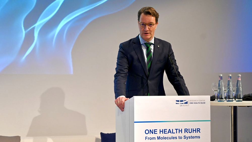 Ministerpräsident Wüst am Renderpult.