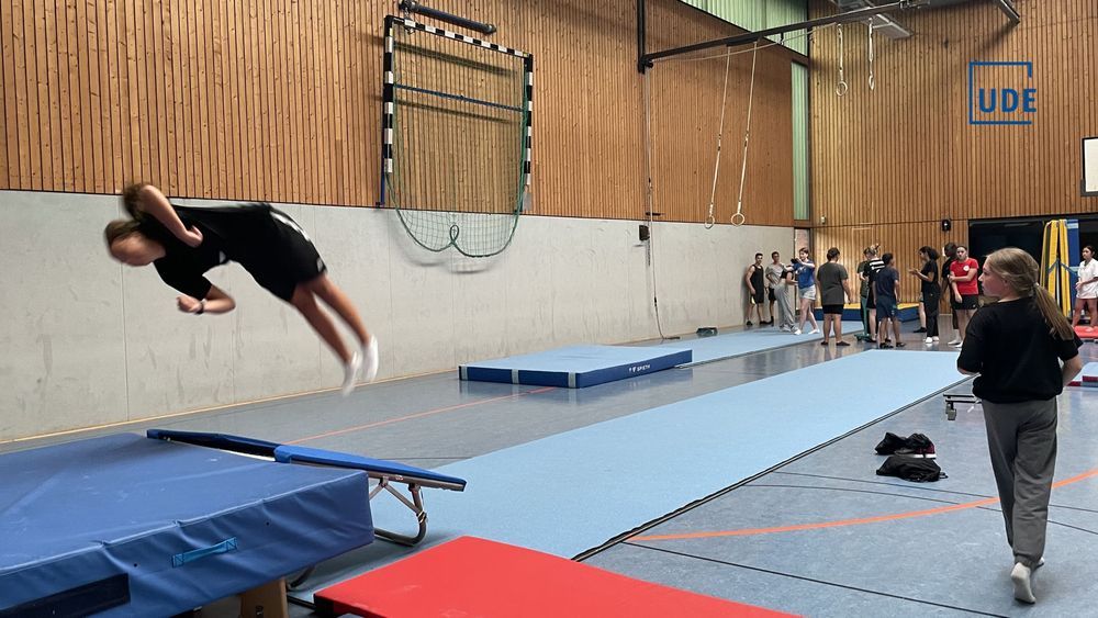 Kinder in einer Turnhalle.