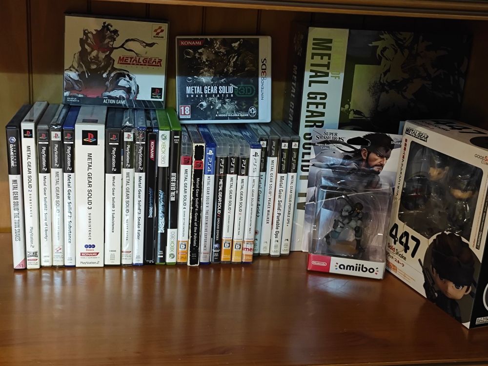Mi colección del metal gear con un amiibo, nendoroid, libro de arte y 25 juegos creo