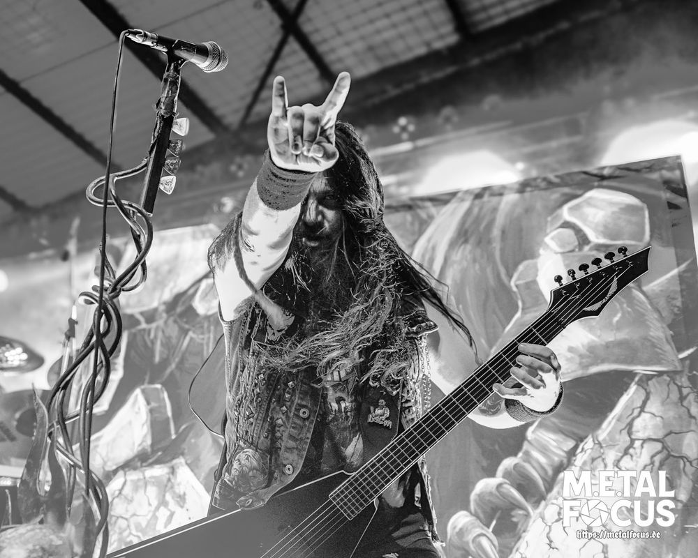 Martin Furia (DESTRUCTION) zeigt Pommesgabel 🤘 - schwarz-weiß-Foto