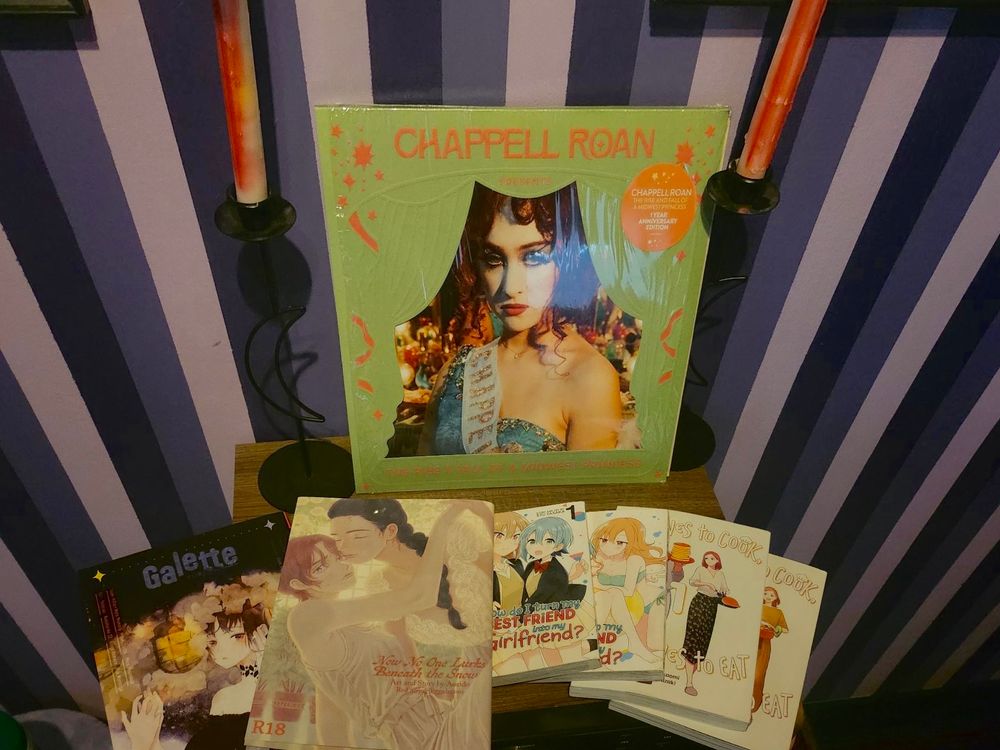 Picture of yuri manga present before an album of Chappell Roan 