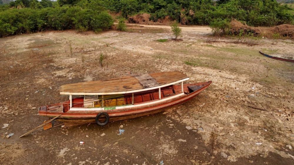 Rio Negro atinge a maior seca de sua história | CNN Brasil