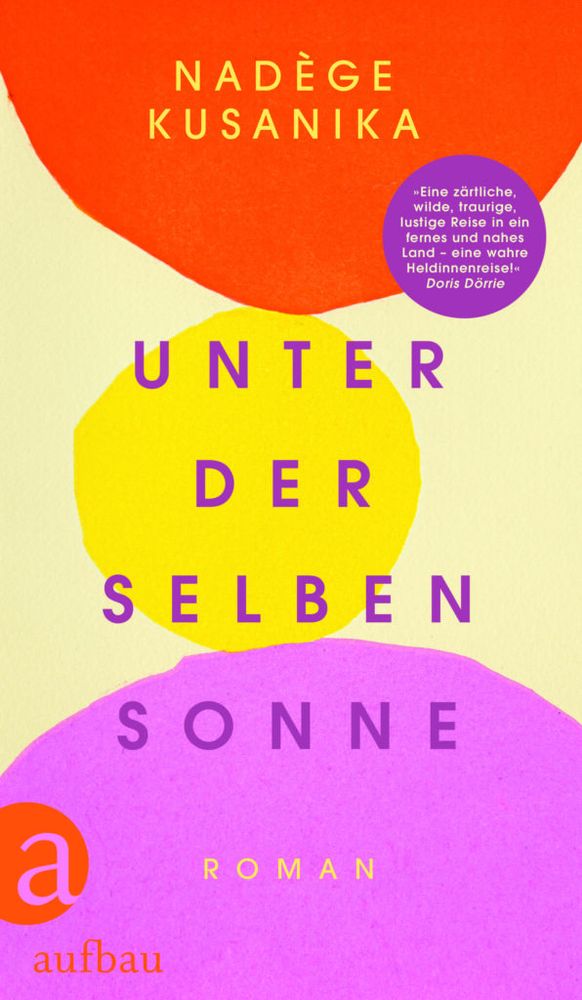 Buchcover, auf dem "Unter der selben Sonne" in großen lila Buchstaben steht. Im Hintergrund ist eine gelbe Kugel zu sehen, darüber ein Ausschnitt einer größeren roten Kugel, darunter ein Ausschnitt einer größeren lila Kugel. 
In der roten Halb-Kugel steht der Name der Autorin (Nadège Kusanika), auf der lila Halb-Kugel steht "Roman".