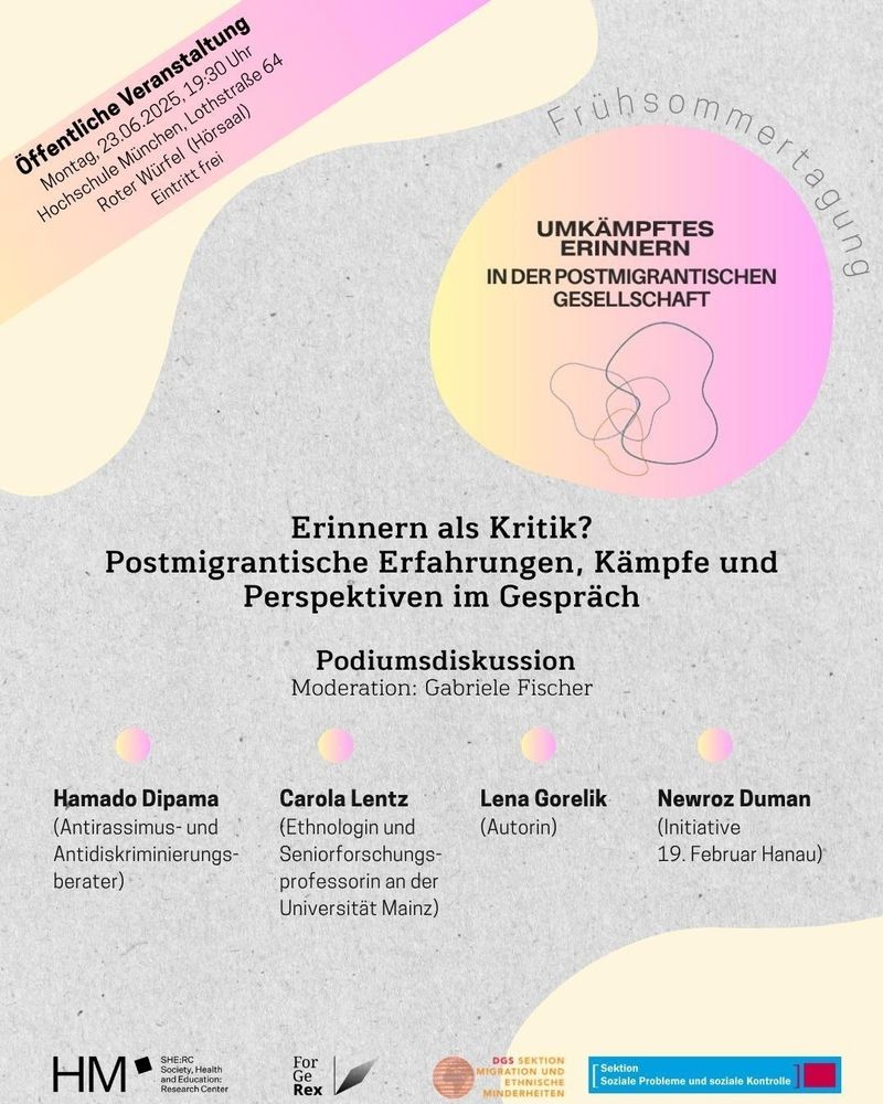 Veranstaltungsflyer: Grauer Hintergrund mit rosa und hellgelben Blasen als Deko-Elementen. Mittig steht der Veranstaltungstitel, darunter die vier Referent*innen. Ganz unten sind noch die Logos von vier beteiligten Organisationen und Institutionen abgebildet. Zwei Sektionen der Deutschen Gesellschaft für Soziologie (Sektion Migration und ethnische Minderheiten und Sektion Soziale Probleme, Soziale Kontrolle) ein Forschungsverbund zu Rechtsextremismus (ForGeRex) und ein Forschsungsinstitut der Hochschule München (SHE:RC). Oben rechts steht der Titel der Tagung, zu der das Podium gehört: "Umkämpftes Erinnern in der postmigrantischen Gesellschaft"