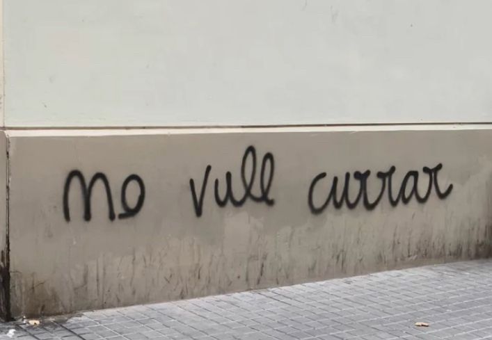 Paret amb un grafitti que diu: “no vull currar”