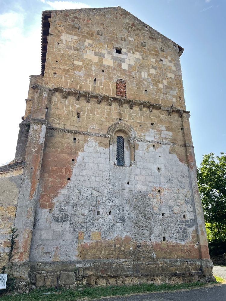 Vue du chevet de l’église Saint-Jean-Baptiste de Mazères à Castelnau-Rivière-Basse. 