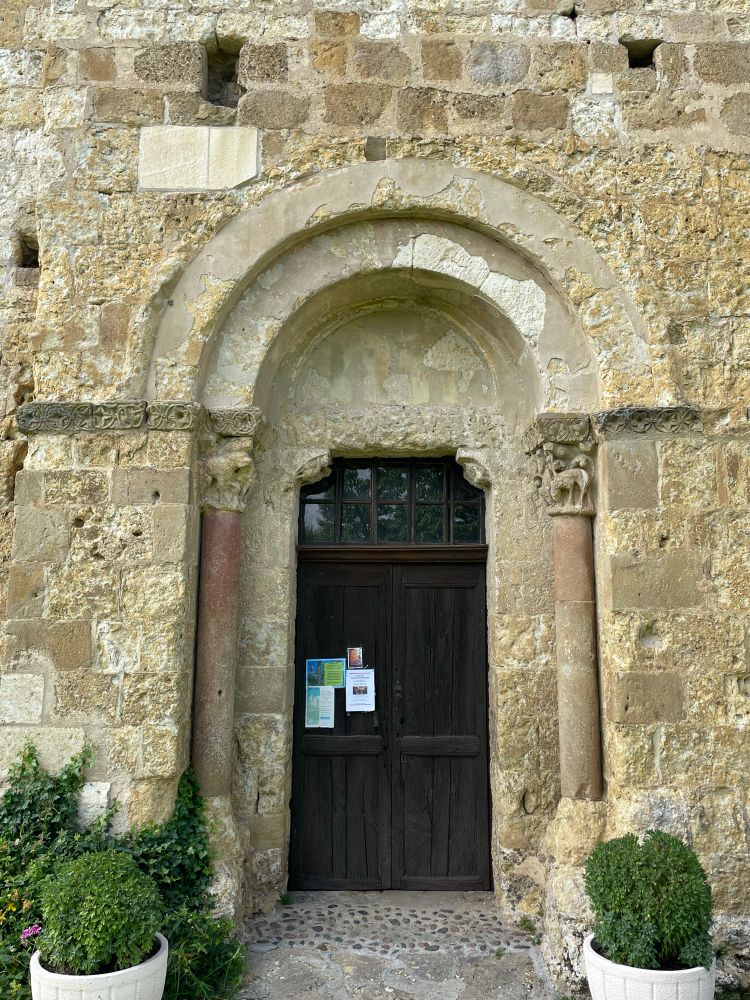 Vue du portail roman de l’église Saint-Jean-Baptiste de Mazères à Castelnau-Rivière-Basse. 