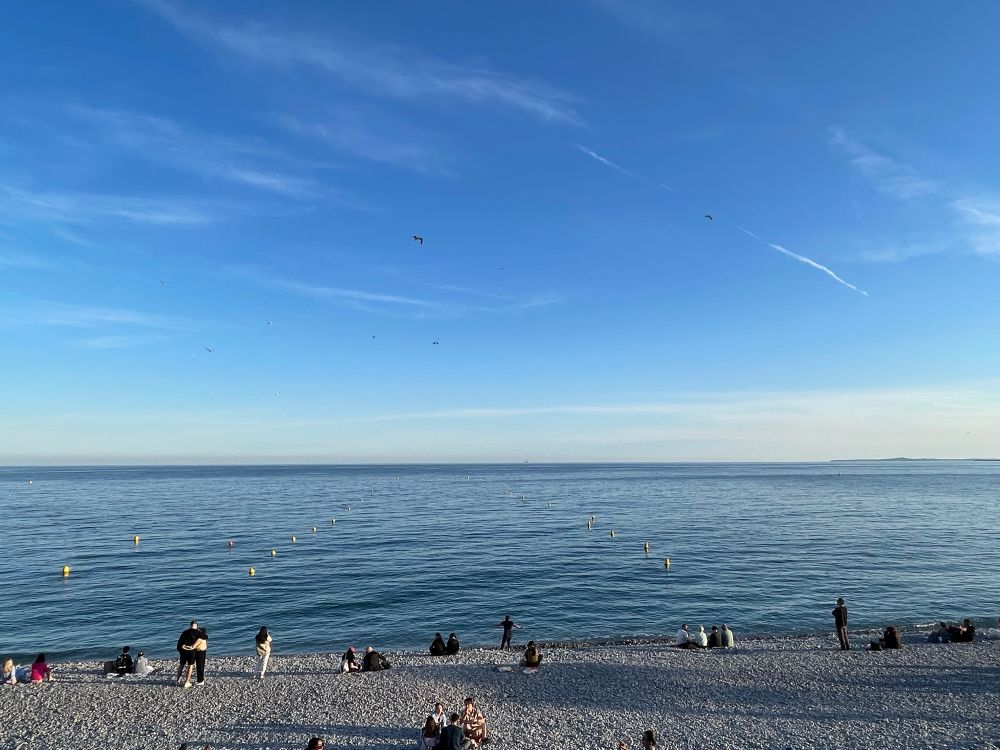 Vue de la Méditerranée depuis une plage de galets.