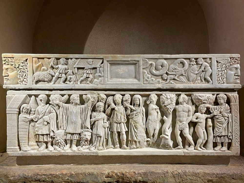 Vue du sarcophage de sainte Quitterie dans l’église Sainte-Quitterie d’Aire-sur-l’Adour.