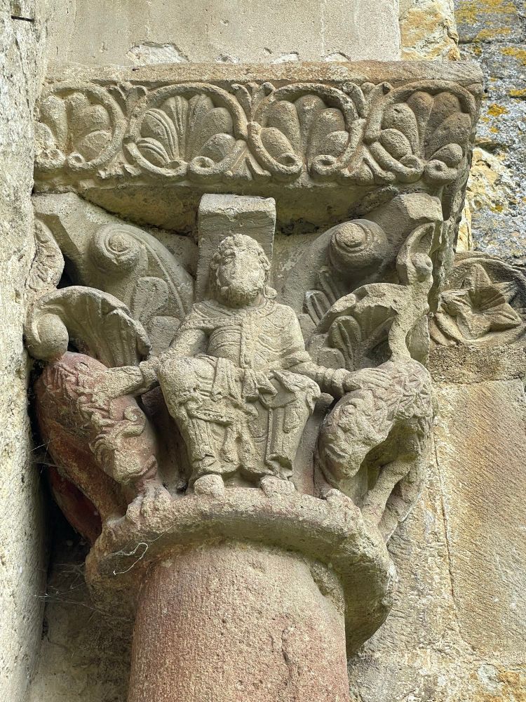 Vue d’un chapiteau roman de l’église Saint-Jean-Baptiste de Mazères à Castelnau-Rivière-Basse. 
