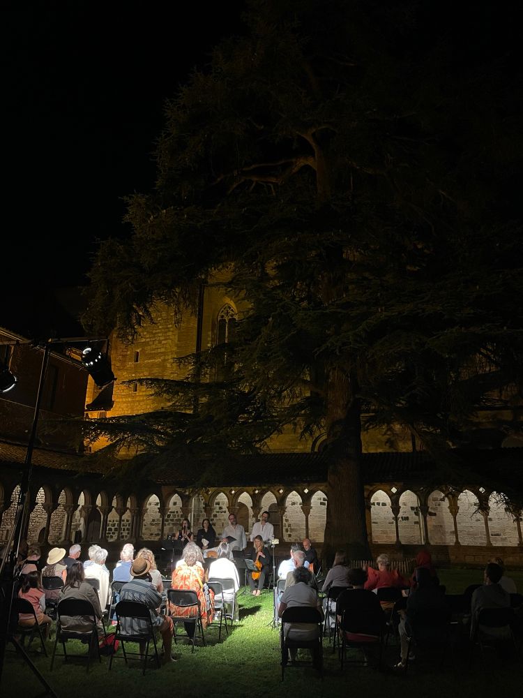Vue de l’Ensemble Ut Musica Poesis interprétant les Cantigas de Santa Maria dans le cloître de l’abbaye de Moissac.