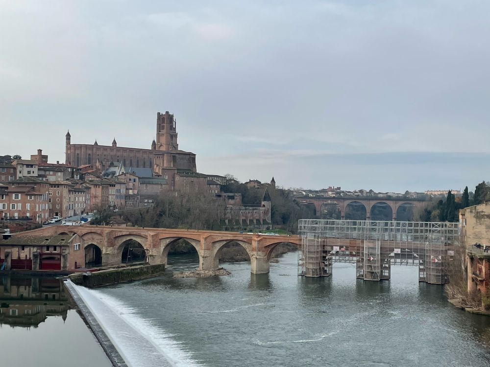 Vue pont-vieux d’Albi, côté aval, avec le palais épiscopal et la cathédrale Sainte-Cécile en arrière-plan.