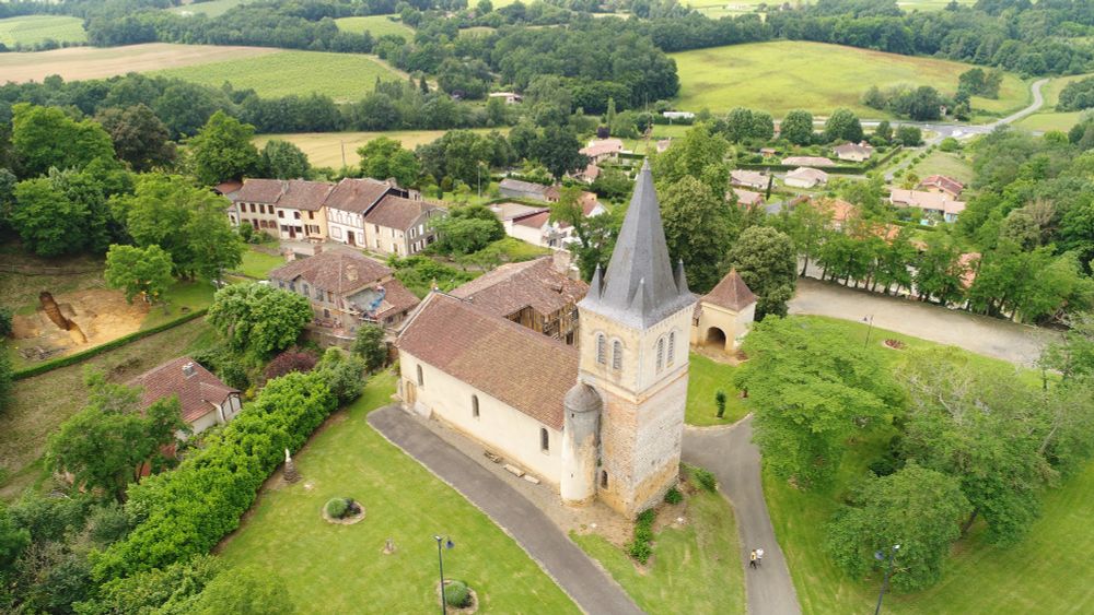 Vue aérienne de l'église Saint-Pierre et du village de Sainte-Christie-d'Armagnac. Cliché S. Durand, Géoptère, 2018.